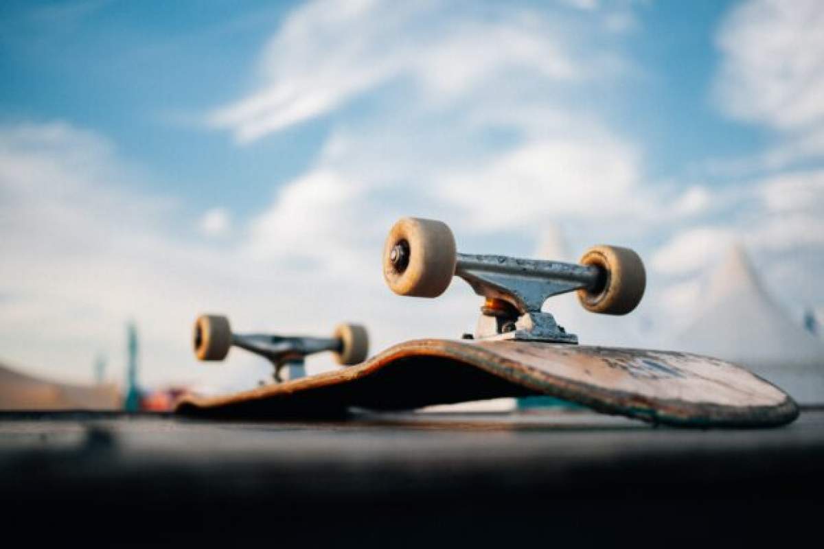 Stock image of old skateboard 